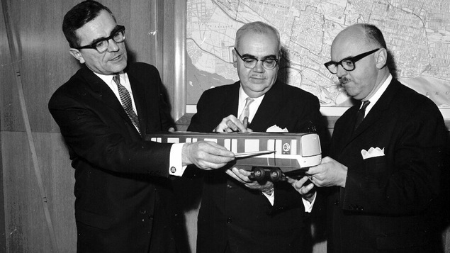 Lucien Saulnier, Lucien L’Allier et le maire Jean Drapeau avec la maquette du métro. 16 mars 1963