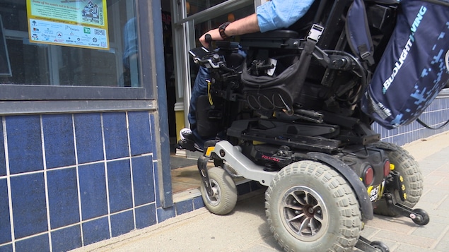 Les roues avant du fauteuil roulant de Daniel Lebrun sont incapable de franchir le seuil de porte d'un restaurant du centre-ville de Sudbury. Les roues avant du fauteuil roulant de Daniel Lebrun sont incapable de franchir le seuil de porte d'un restaurant du centre-ville de Sudbury.
