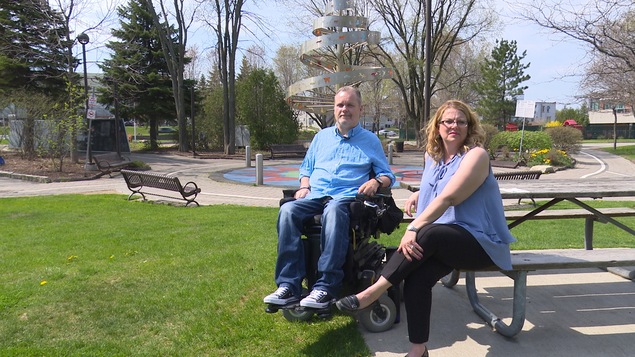 Le couple pose devant la caméra, dans un parc de Sudbury. Le couple pose devant la caméra, dans un parc de Sudbury.