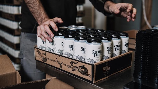 Gros plan sur 24 canettes de bière.