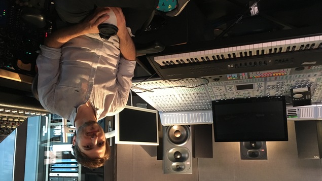 L'ingénieur de son Pascal Shefteshy, devant une console au Studio PM.
