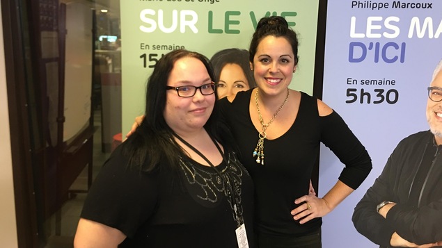 Deux femmes qui posent pour la caméra