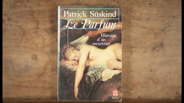 Un roman avec le dessin d'une femme nue.