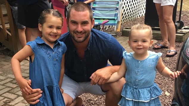 Sylvain Bouchard avec ses deux filles : Lily May, 4 ans et Lauri Ann, 2 ans.