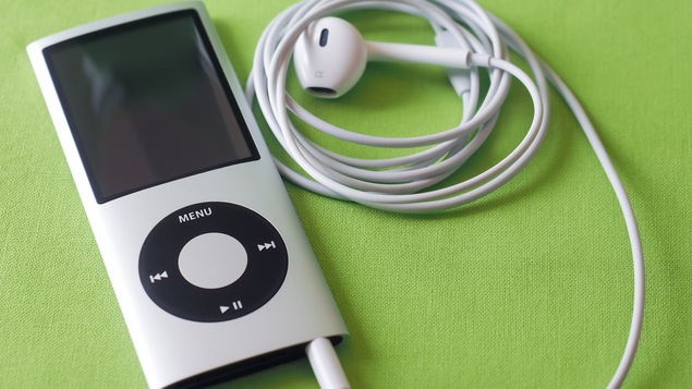 Un iPod Nano sur fond vert.