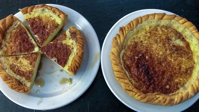 Une tarte entière à côté d'une tarte coupée en morceaux