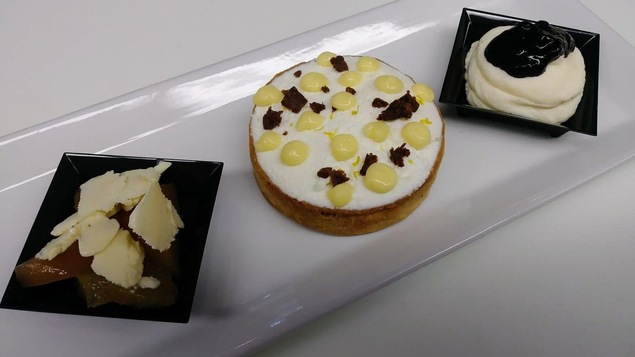 La tartelette à la ricotta, la mousse au fromage de chèvre et chocolat servie avec petits fruits et la crème glacée au bleu servie avec poire pochée de la pâtissière Manon Houle, de La vitrine.