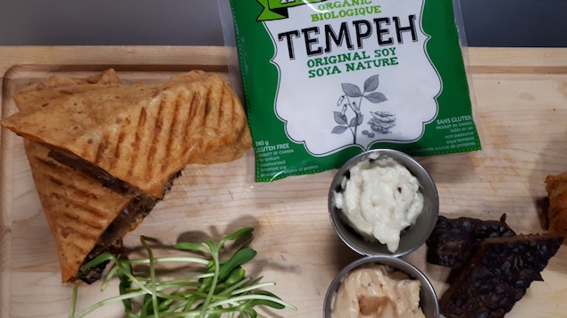 Pour la chronique Un chef au micro, la propriétaire et chef du café Le croquis de Sherbrooke nous prépare du Tempeh.