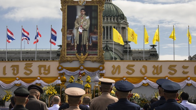 Des militaires thaïlandais et des officiels devant le portrait du roi Maha Vajiralongkorn au palais royal à Bangkok