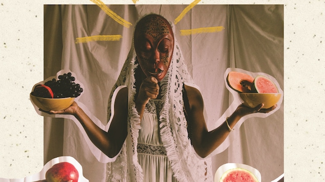 Montage photo représentant une femme habillée de dentelle blanche, un masque africain devant le visage, et qui tient différents fruits dans ses mains.