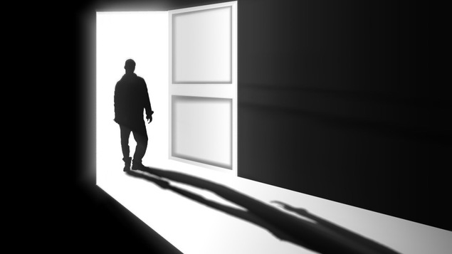 Dessin en noir et blanc de la silhouette d'un homme qui franchit un cadre de porte, son ombrage est projeté au sol devant lui.