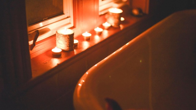 Bain au bord d'une fenêtre avec des chandelles.