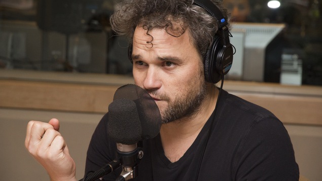 L'auteur-compositeur et écrivain Thomas Hellman nous parle de Sa Majesté des mouches.
