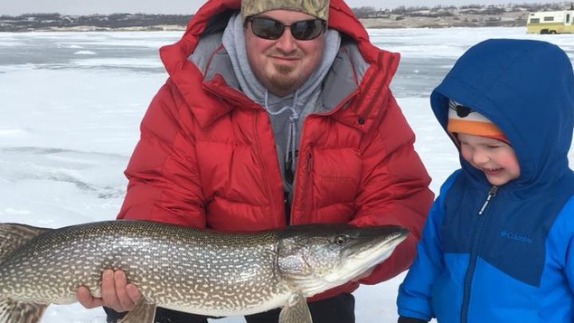 Todd Smith pratique la pêche sur glace.