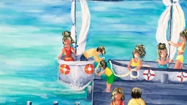 Toile peinte par Carole Caron, illustrant des gens sur un quai qui amarrent deux voiliers.
