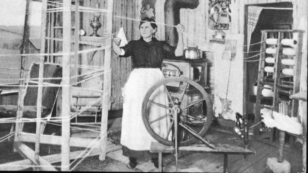 Une femme en train d'ourdir la laine