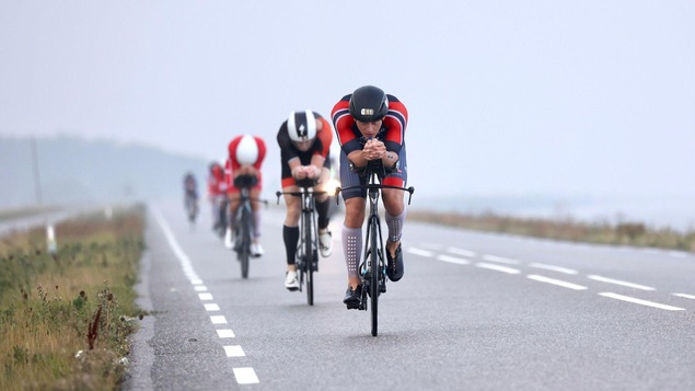 Des cyclistes en pleine course.