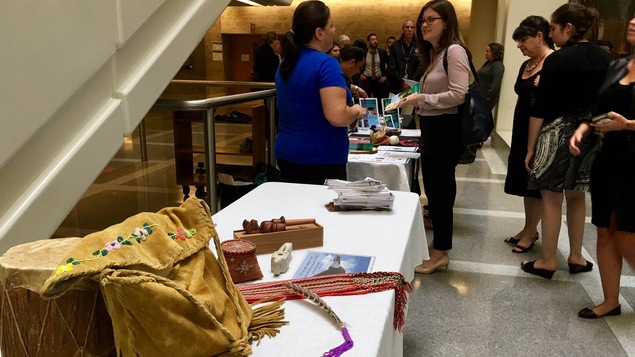 Une table avec des objets des Premières nations au palais de justice d'Ottawa.