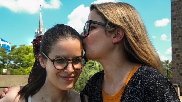 Josiane Stratis dépose un baiser sur la tempe gauche de sa soeur Carolane.