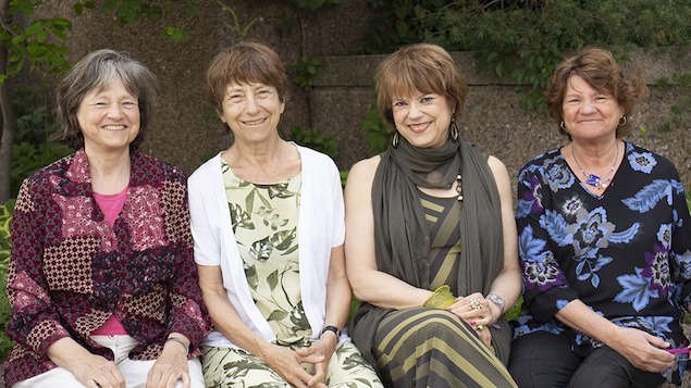 Anne-Marie, Françoise, Hélène et Thérèse David avant l'enregistrement de leur entrevue à l'émission <em>Tricottées serrées</em>, en juin 2018.