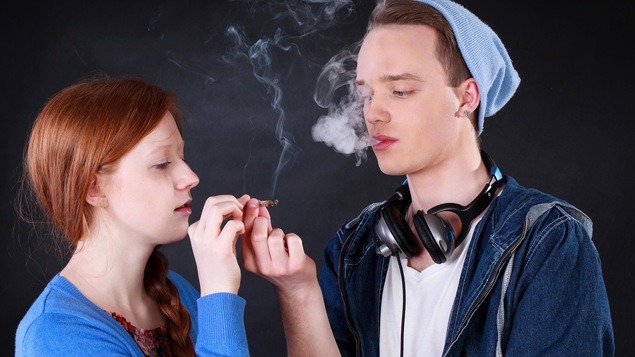 Des adolescents fument un joint.