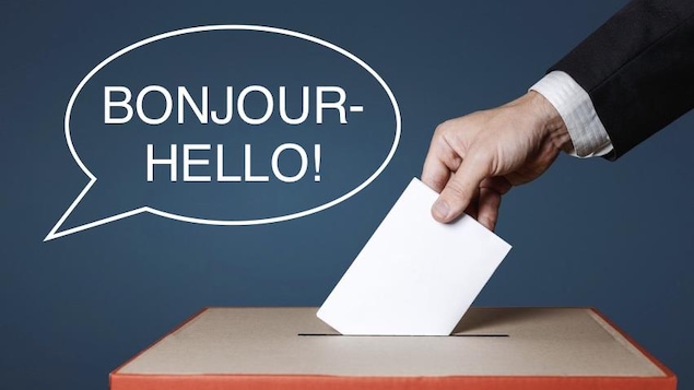 Une main qui dépose un bulletin de vote dans une boîte.