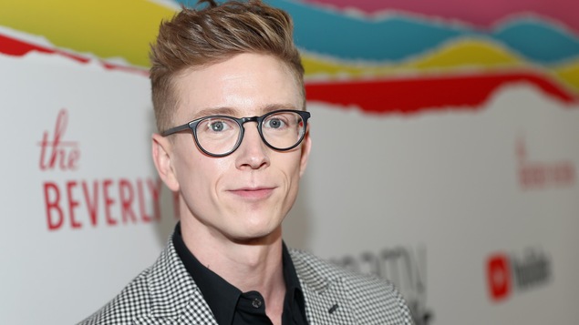 L'influenceur homosexuel Tyler Oakley prend la pose en octobre 2018 lors d'un événement tenu par YouTube.