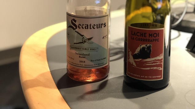 Un vin rosé d'Afrique du sud et un vin rouge de France