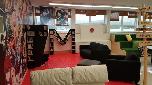 Bibliothèque convivial avec des fauteuils