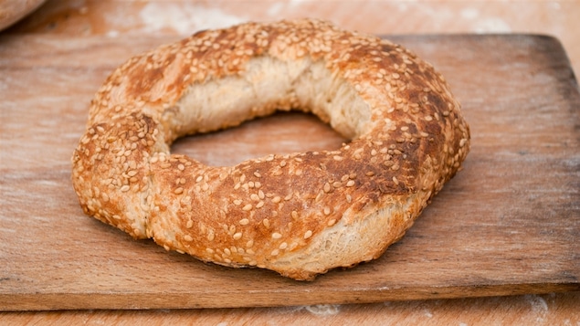 Un bagel aux graines de sésame comme on en fait à Montréal.