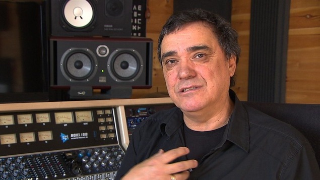 Florent Vollant dans son studio à Maliotenam, en 2016 Florent Vollant dans son studio à Maliotenam, en 2016