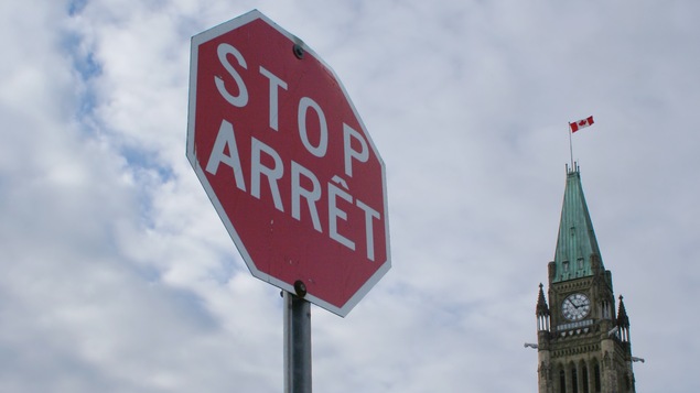 Un panneau d'arrêt devant le parlement d'Ottawa