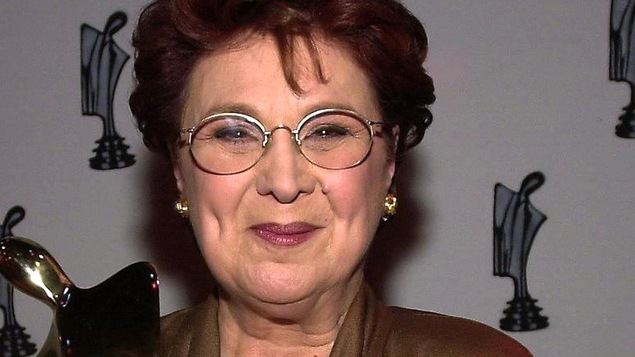 Rita Lafontaine a remporté le trophe de meilleure comédienne dans les téléséries au Gala MetroStar, en mars 2000.