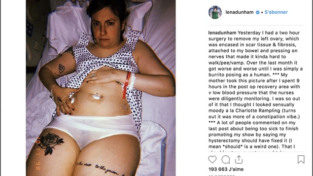 Lena Dunham a publié plusieurs photos de sa convalescence sur Instagram après s'être fait enlever l'ovaire gauche pour traiter son endométriose. On la voit couchée sur un lit en sous-vêtement et en jaquette, avec un pansement sur le nombril.