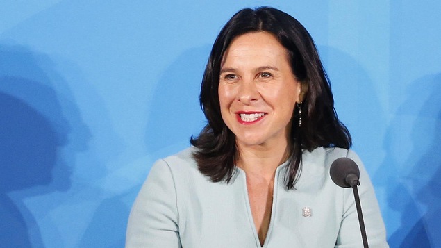 Photo de Valérie Plante, assise dans un fauteuil, qui parle dans un micro.
