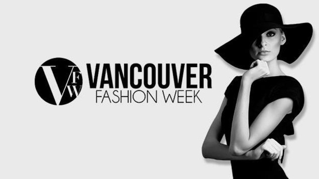 Une jeune femme avec une robe noire et un grand chapeau accompagne le logo de la semaine de la mode de Vancouver.