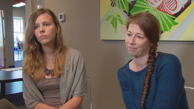 Tessy Vanderhaeghe, et Maryse Beaujeau-Weppenaar, assises lors d'une entrevue à Radio-Canada