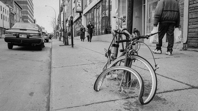 Une bicyclette en très mauvais état sur une rue à Montréal.