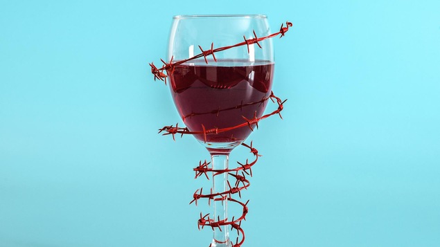 Le verre est posé sur un fond bleu.