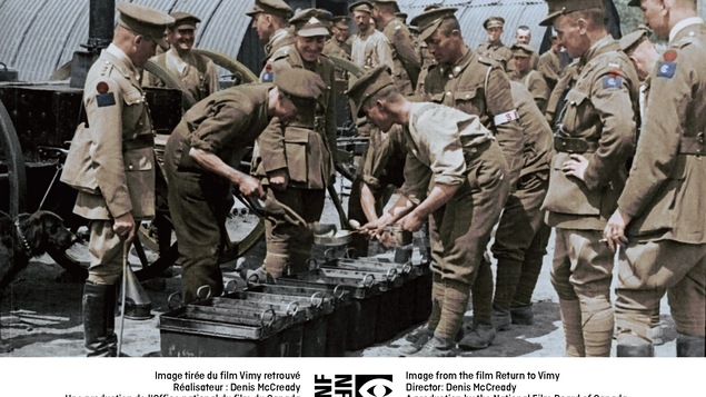 Des soldats canadiens se font servir leur repas sur le front à Vimy pendant la Première Guerre mondiale.