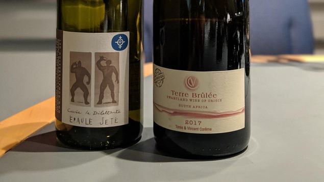 La sommelière nous présente deux vins bio et vegans à moins de 25 $. Un blanc et un rouge. Ce sont deux producteurs de la Loire, dont un qui a une cave en Afrique du Sud.