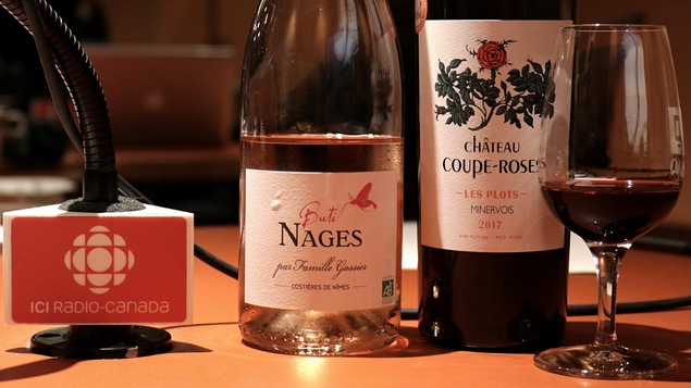 Deux bouteilles de vin déposées sur la table d'un studio de radio.