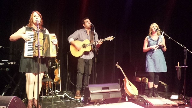 Le groupe Vishten sur scène : Emmanuelle LeBlanc à l'accordéon, Pascal Miousse à la guitare et PAStelle LeBlanc à la flûte.