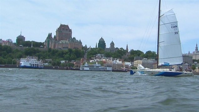 Voilier sur le fleuve à Québec