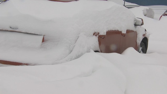 De nombreuses voitures ont été ensevelies sous la neige De nombreuses voitures ont été ensevelies sous la neige