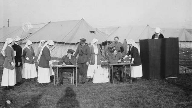 Des infirmières canadiennes votent dans un camp en France, durant la guerre, en 1917.