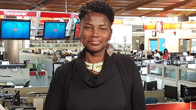 Wanda Jemly sur le plateau de tournage de Radio-Canada en format portrait