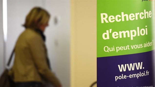 Une femme se présente dans un bureau de recherche d'emploi à Montpellier, en France.