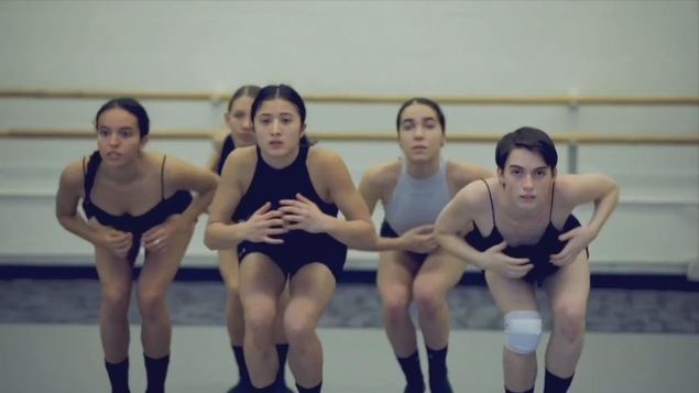 Cinq femmes en train de danser dans un studio de danse.