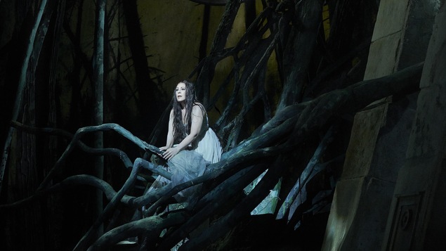 Le personnage de Rusalka juchée sur une pile de branches.